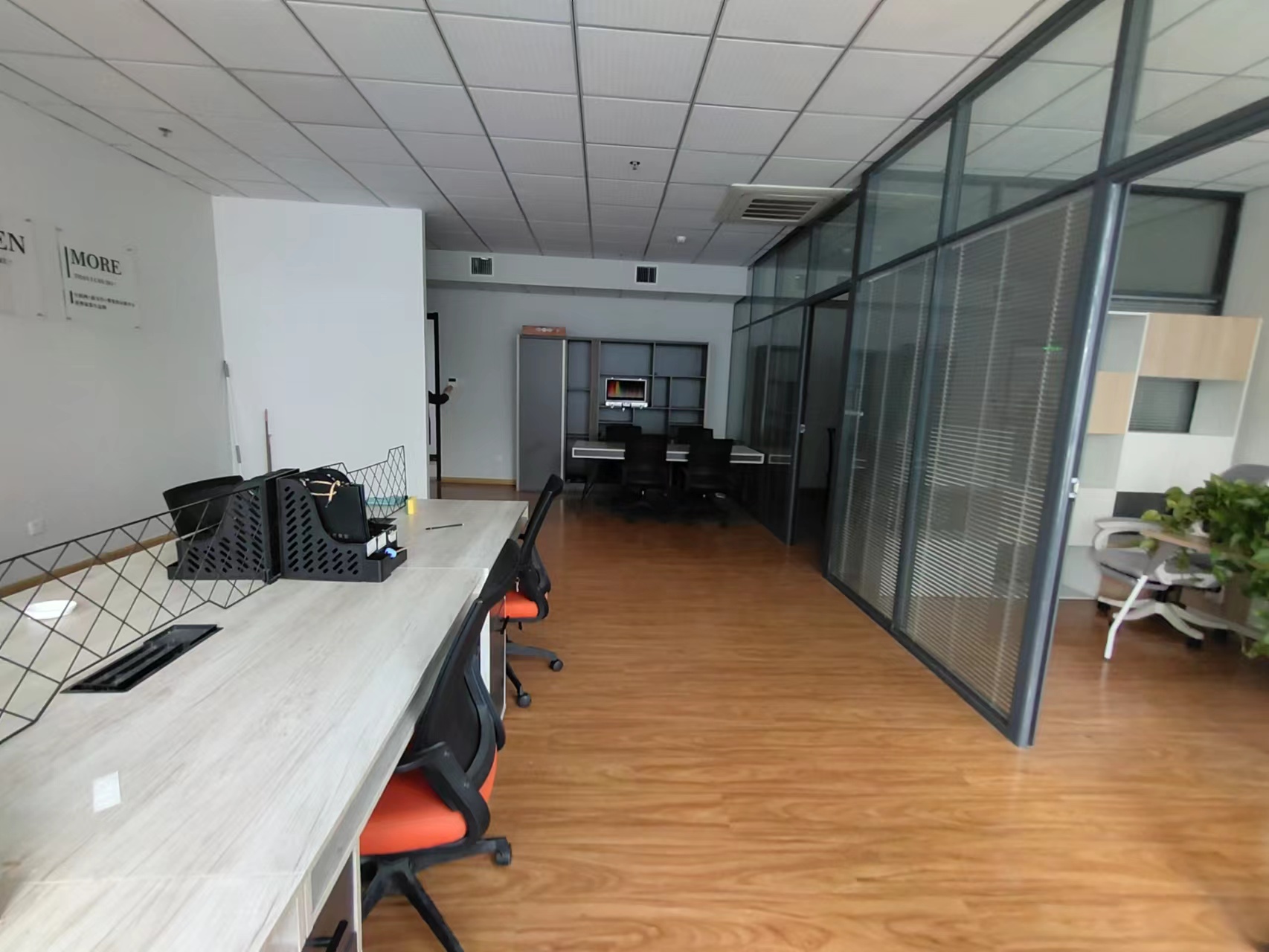 联合财富广场(17租)朝南向 精装办公 平层 位于会展中心2+1,办公家具