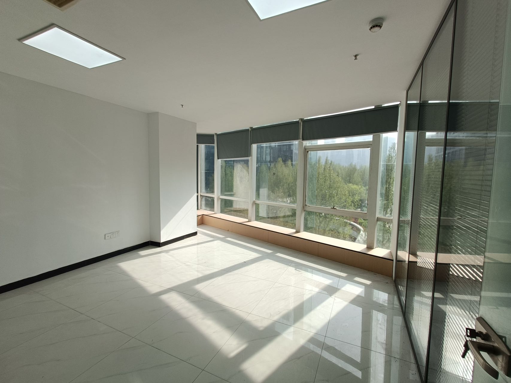 舜泰广场(17租)朝西向 精装办公 平层 位于舜华路3+1,视频房