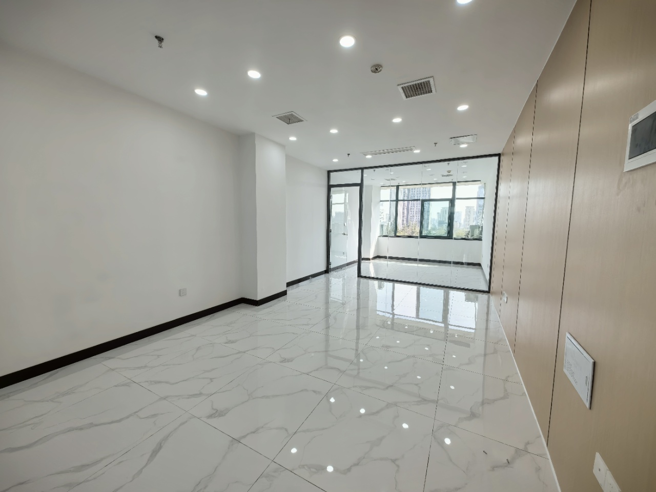 三庆世纪财富中心(17租)朝东向 精装办公 平层 位于会展中心1+1