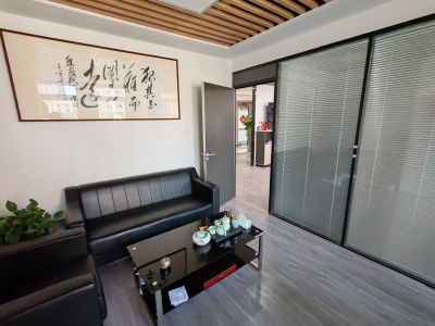 山钢新天地(17租)北精装向带办公家具,中心商务区,地铁覆盖,视频房随时看房