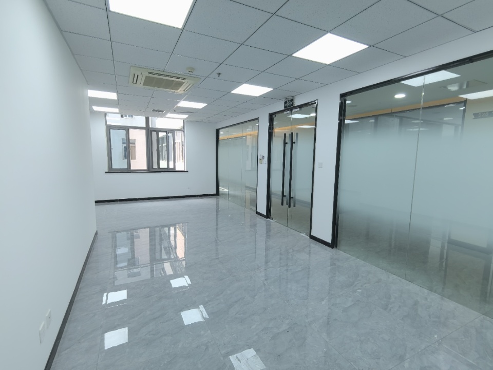 银荷大厦(17租)朝西向 精装办公  位于会展中心1+1