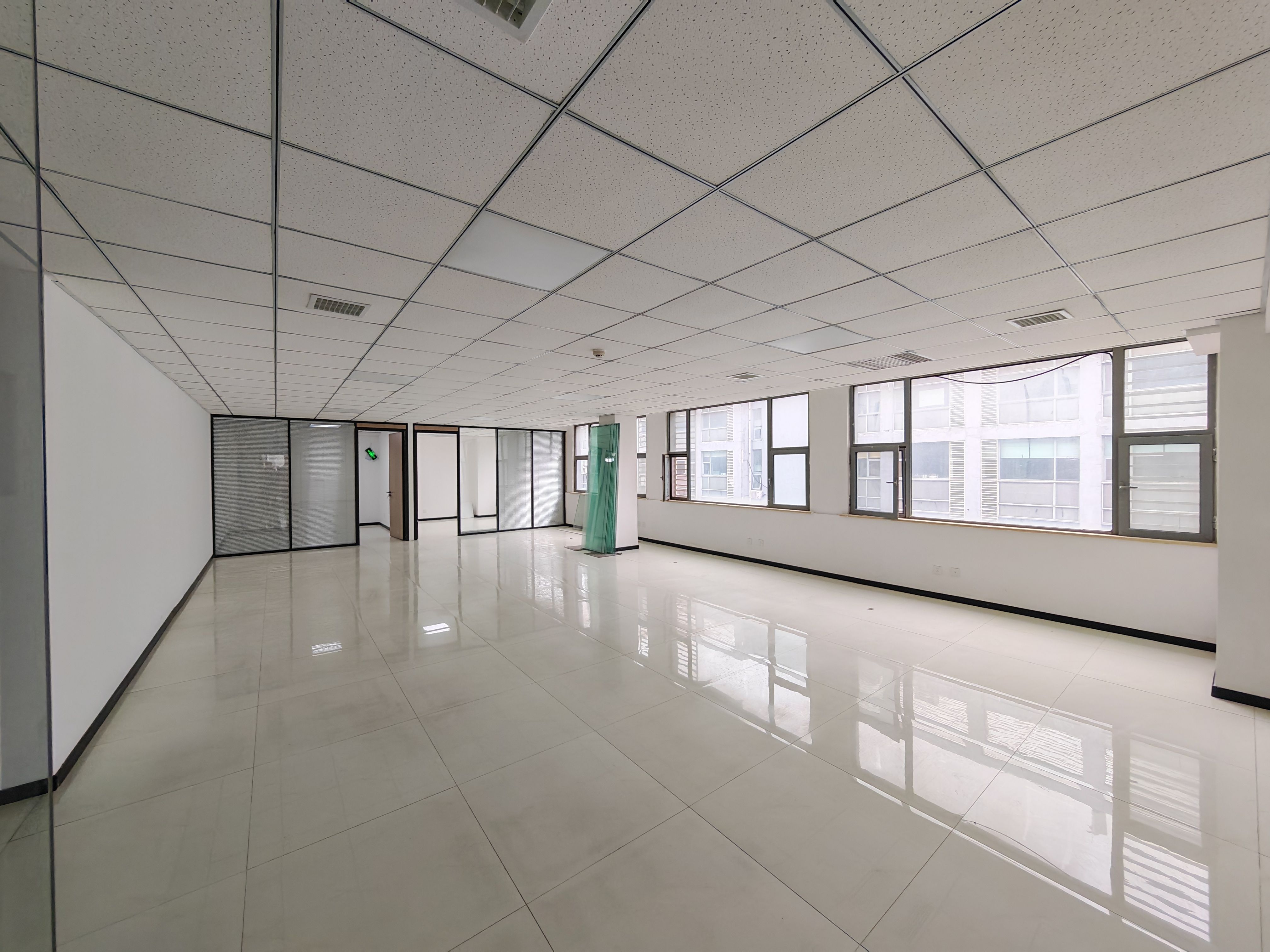 齐鲁文化创意基地(17租)朝西南向 精装办公  位于会展中心