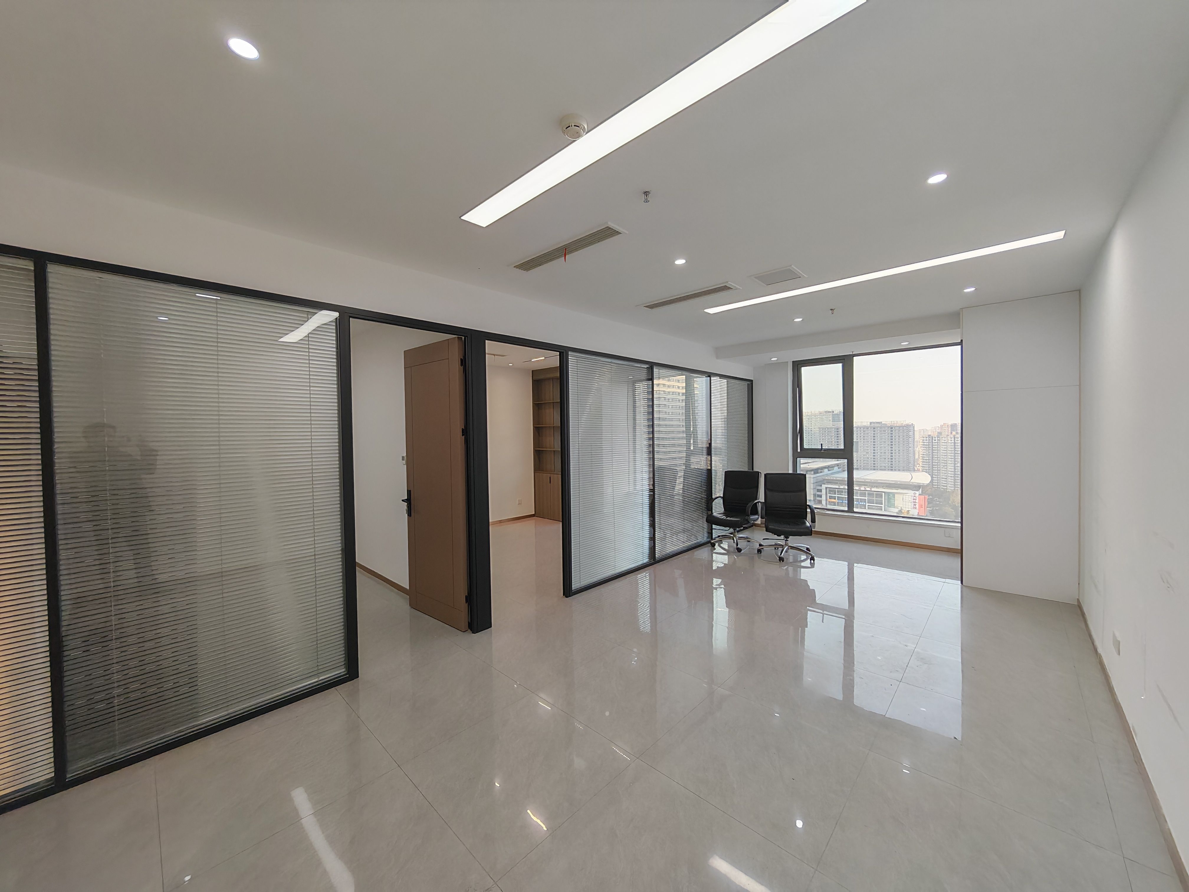 高新中垠广场（17租）朝北向 精装办公 平层 位于会展中心