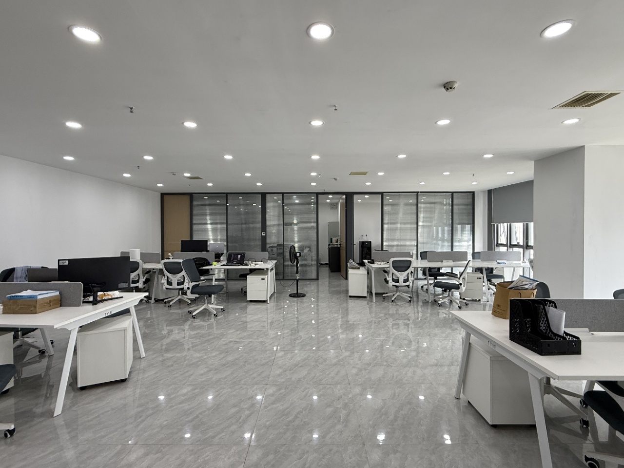 山东信通院（17租）朝东向 精装办公 平层 位于舜华路  