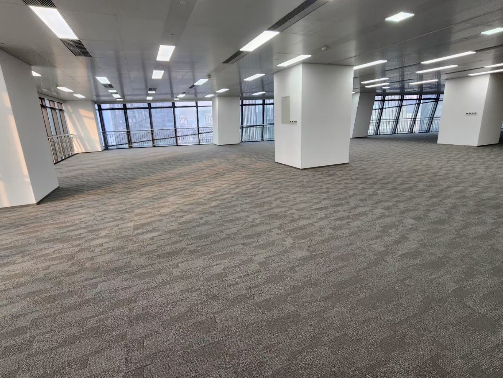 人寿大厦(17租)朝南向 精装办公 平层 位于奥体西路  多面采光,租价含税