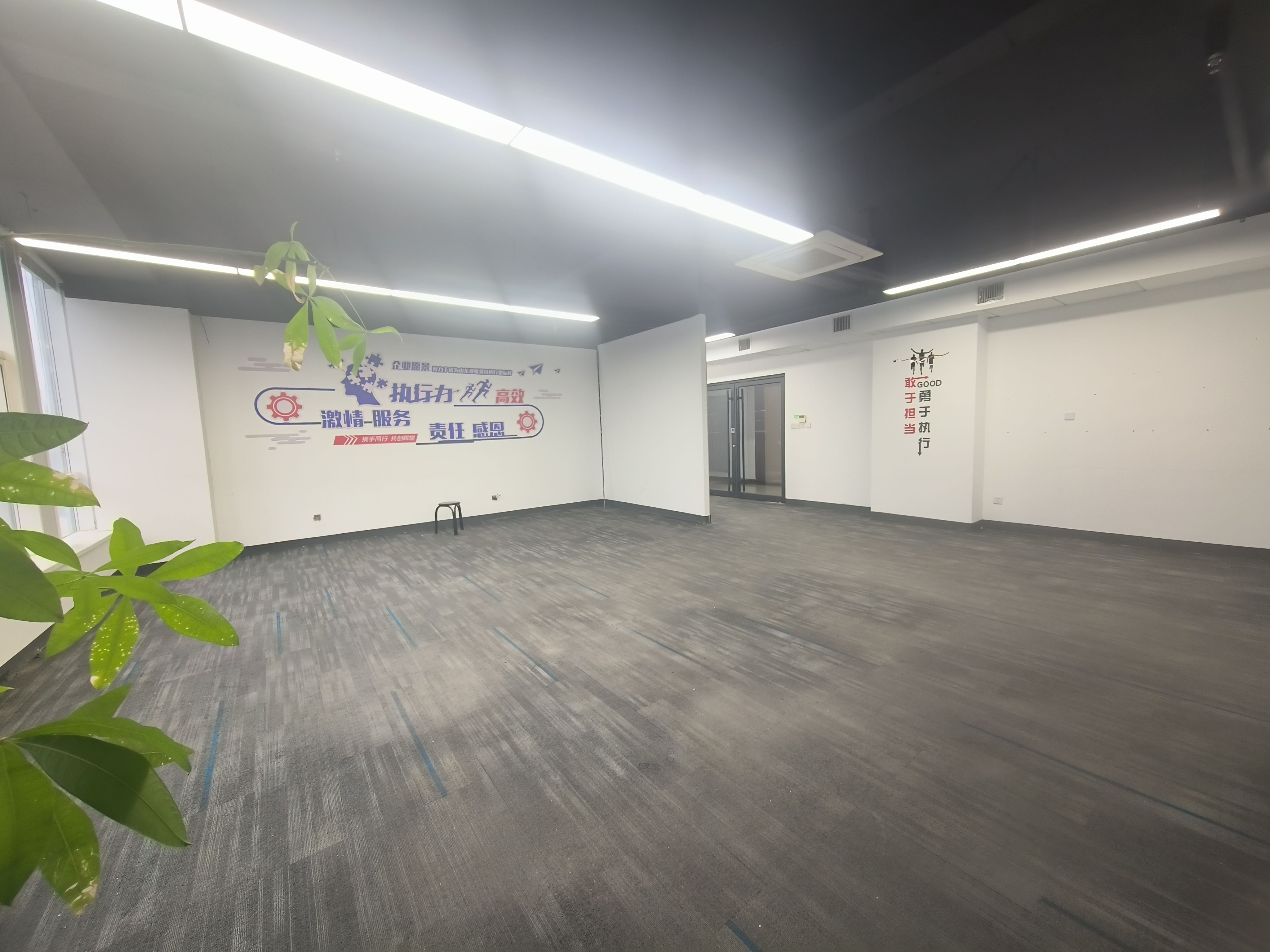 联合财富广场(17租)朝南向 精装办公 平层 位于会展中心电梯口,3+1