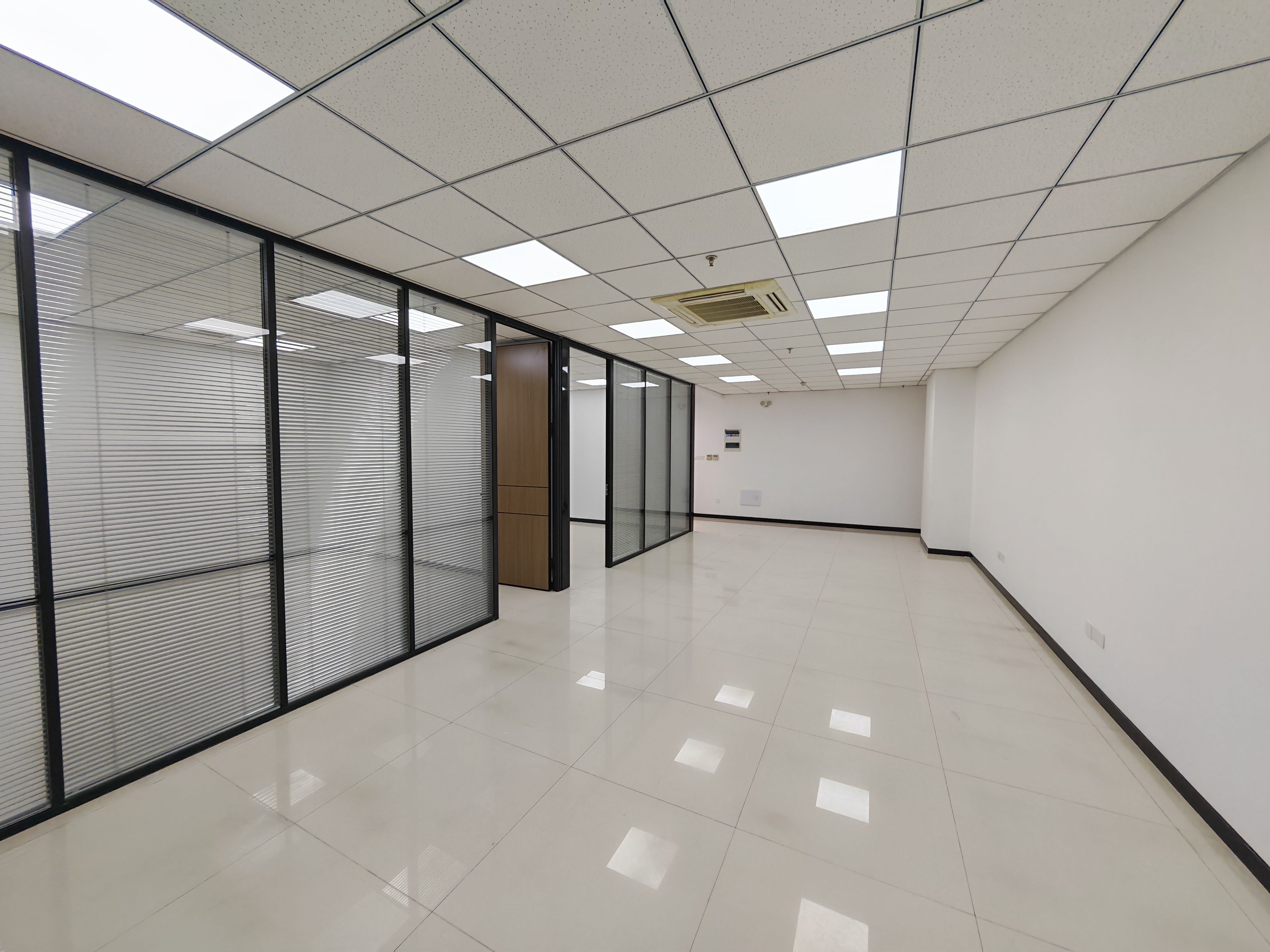 奥盛大厦(17租)朝西向 精装办公 平层 位于齐鲁软件园