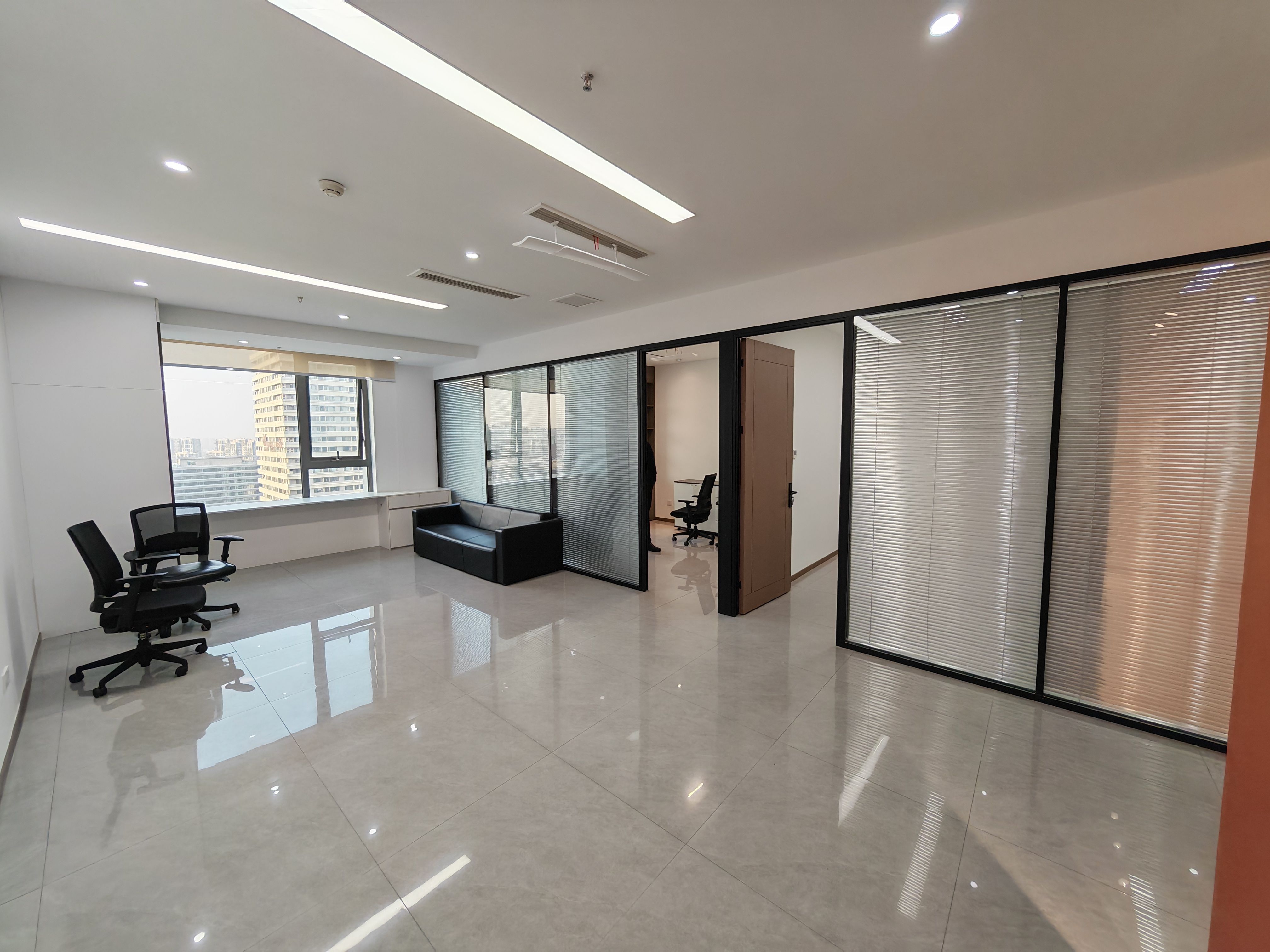 高新中垠广场（17租）朝北向 精装办公 平层 位于会展中心