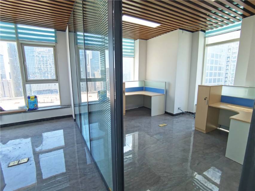 CBD中央广场（17租）朝东南向 精装办公 平层 位于CBD多面采光,带办公家具