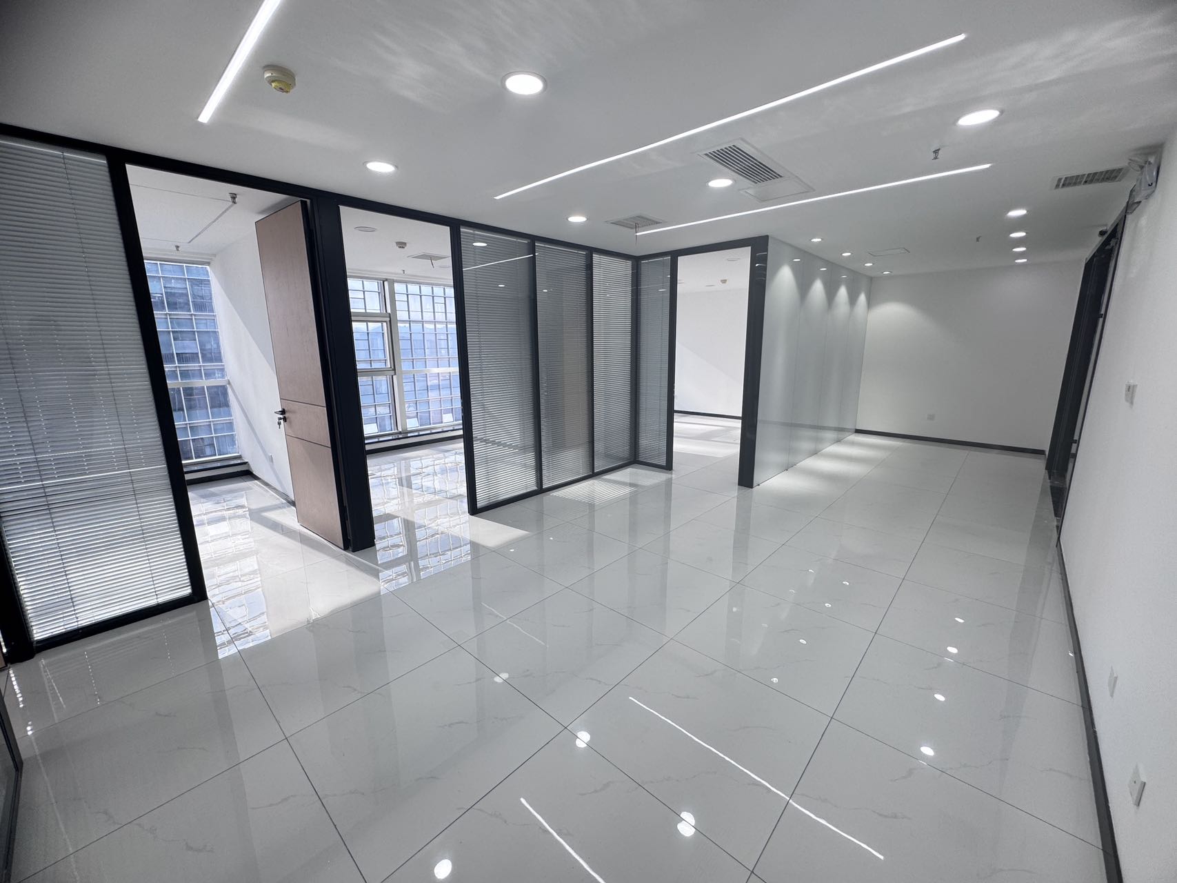鲁商国奥城(17租)朝北向 精装办公 平层 位于奥体中心  4+1,电梯口