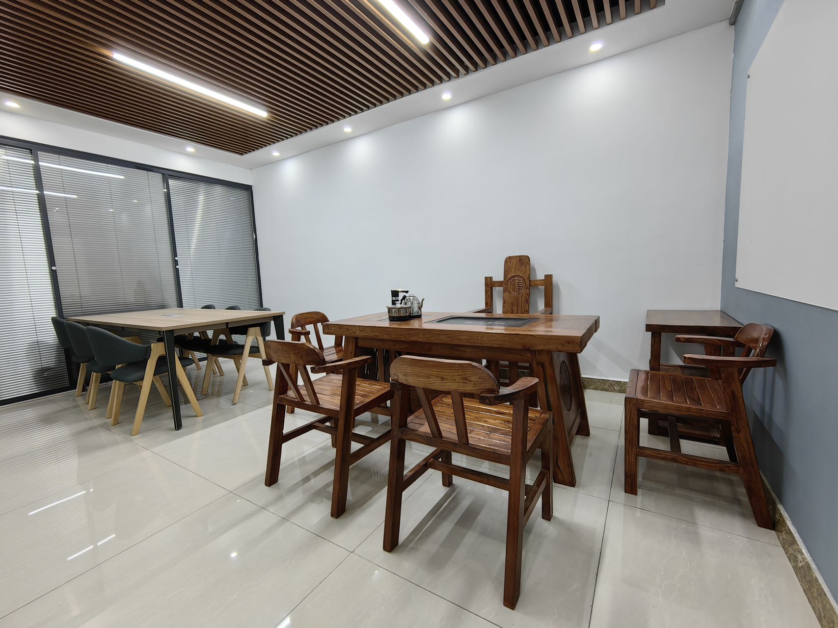 汉峪金谷(17租)朝北向 精装办公 平层 位于舜华路3+1,办公家具,地铁覆盖,视频房