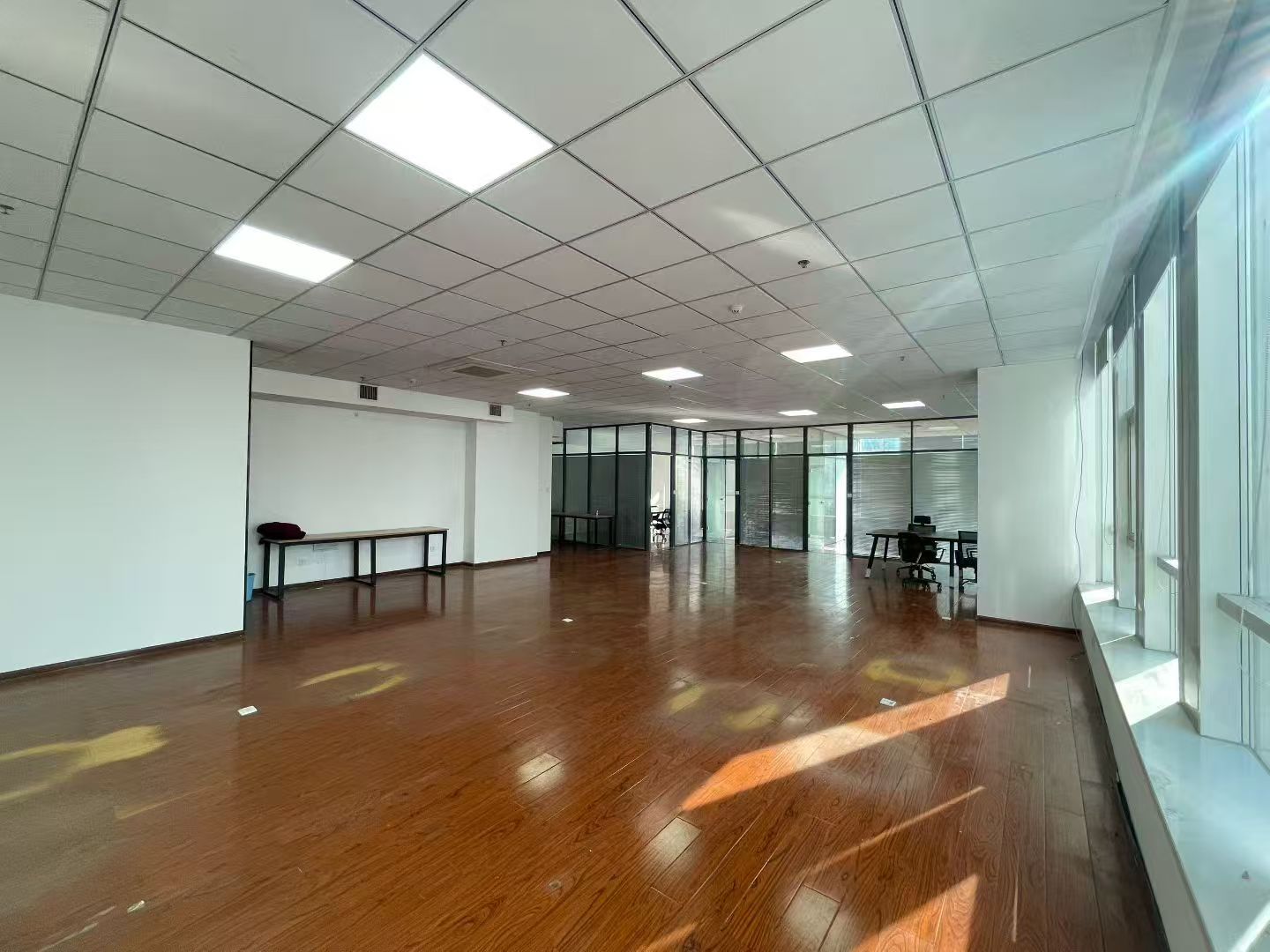 联合财富广场(17租)朝西北向 精装办公 平层 位于会展中心   多面采光,全新装修,精品新盘