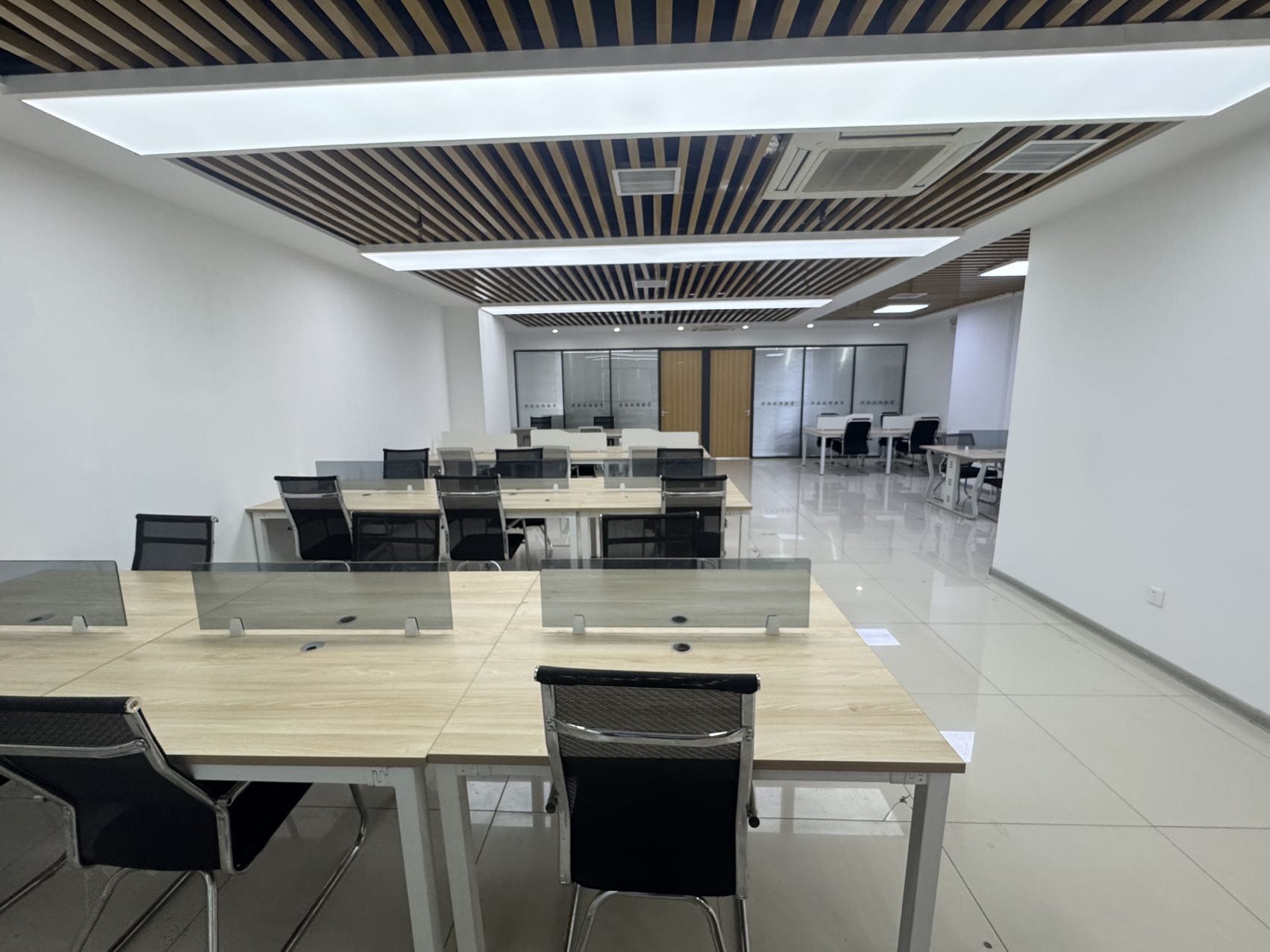 舜泰广场(17租)朝东向 精装办公 平层 位于舜华路3+1,办公家具,视频房