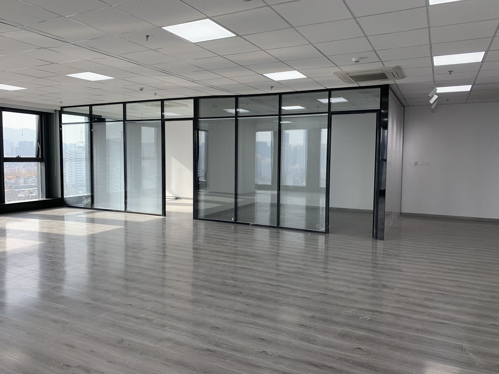 鼎峰中心(17租)朝东南向 精装办公 平层 位于解放东路2+1,多面采光,视频房