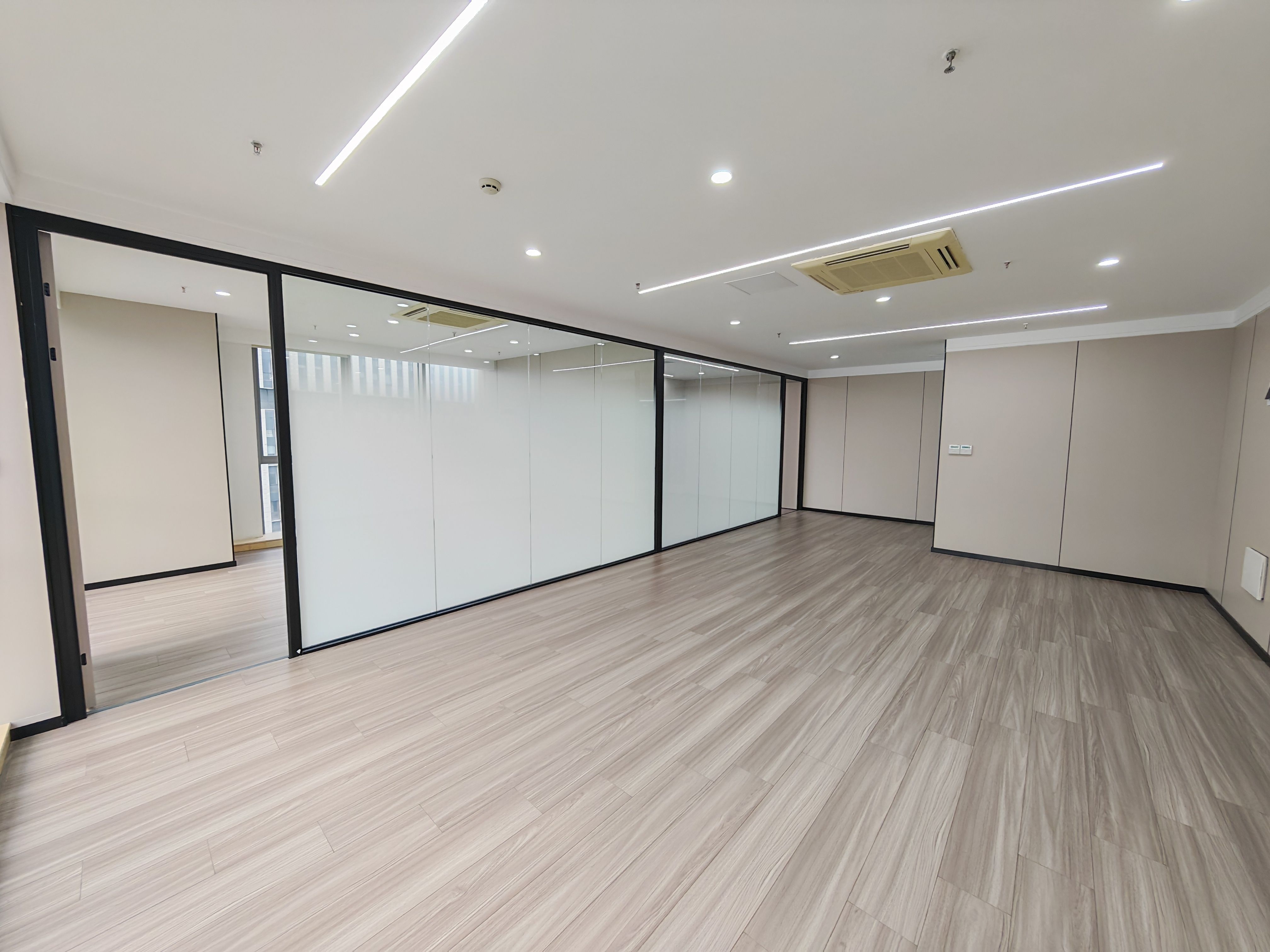 奥盛大厦(17租)朝西北向 精装办公 平层 位于齐鲁软件园2+1,多面采光