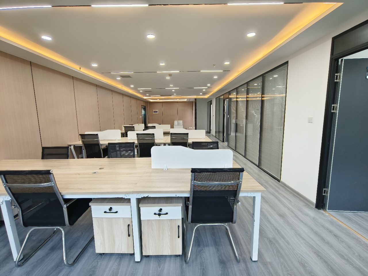 鲁商国奥城(17租)朝东北向 精装办公 平层 位于奥体中心  3+1,办公家具,视频房