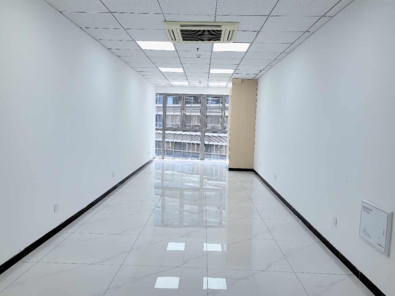 银荷大厦(17租)朝南向 精装办公 平层 位于会展中心