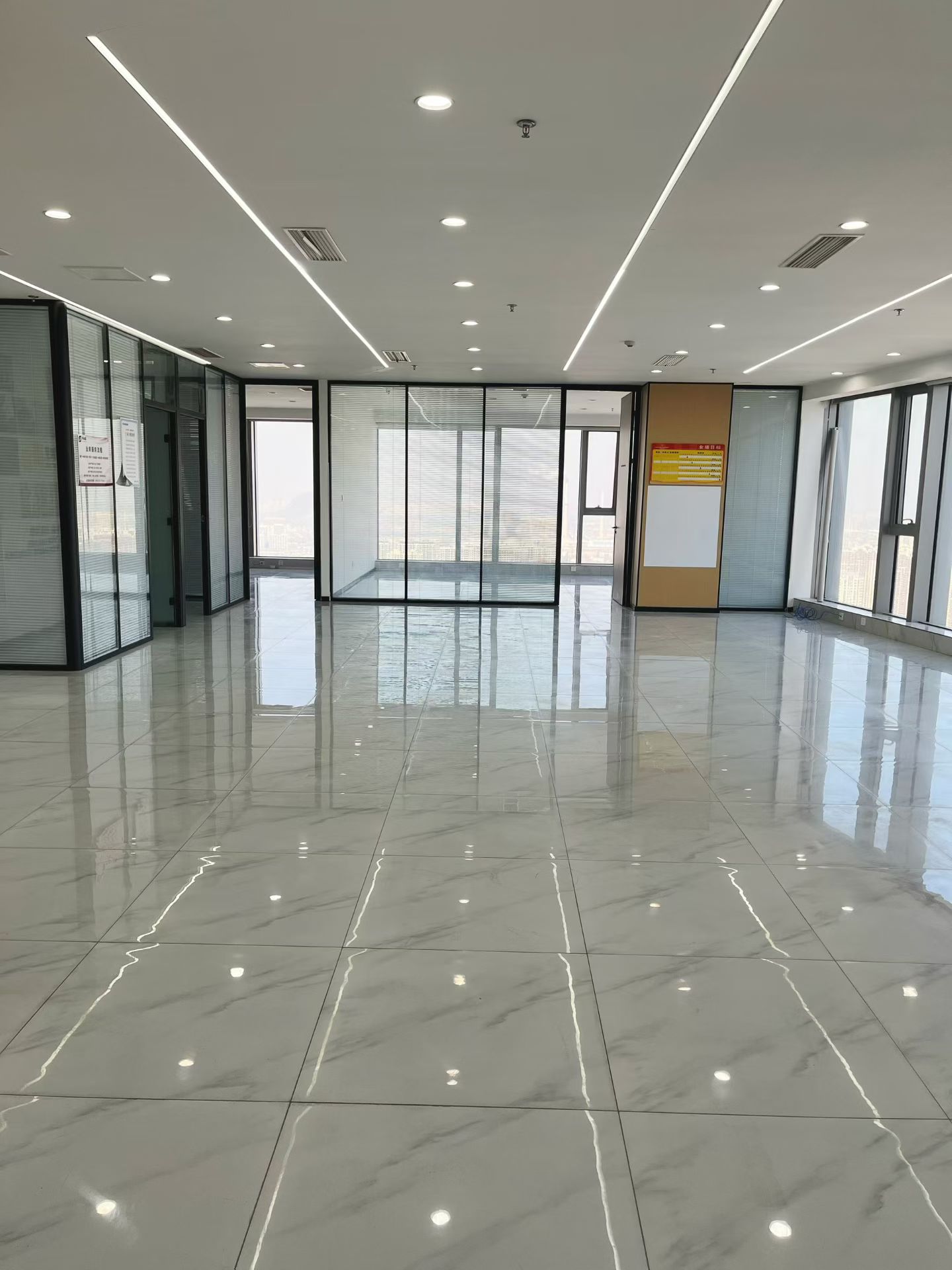 华润置地广场（17租）朝东北向 精装办公  位于CBD电梯口,多面采光,7+1