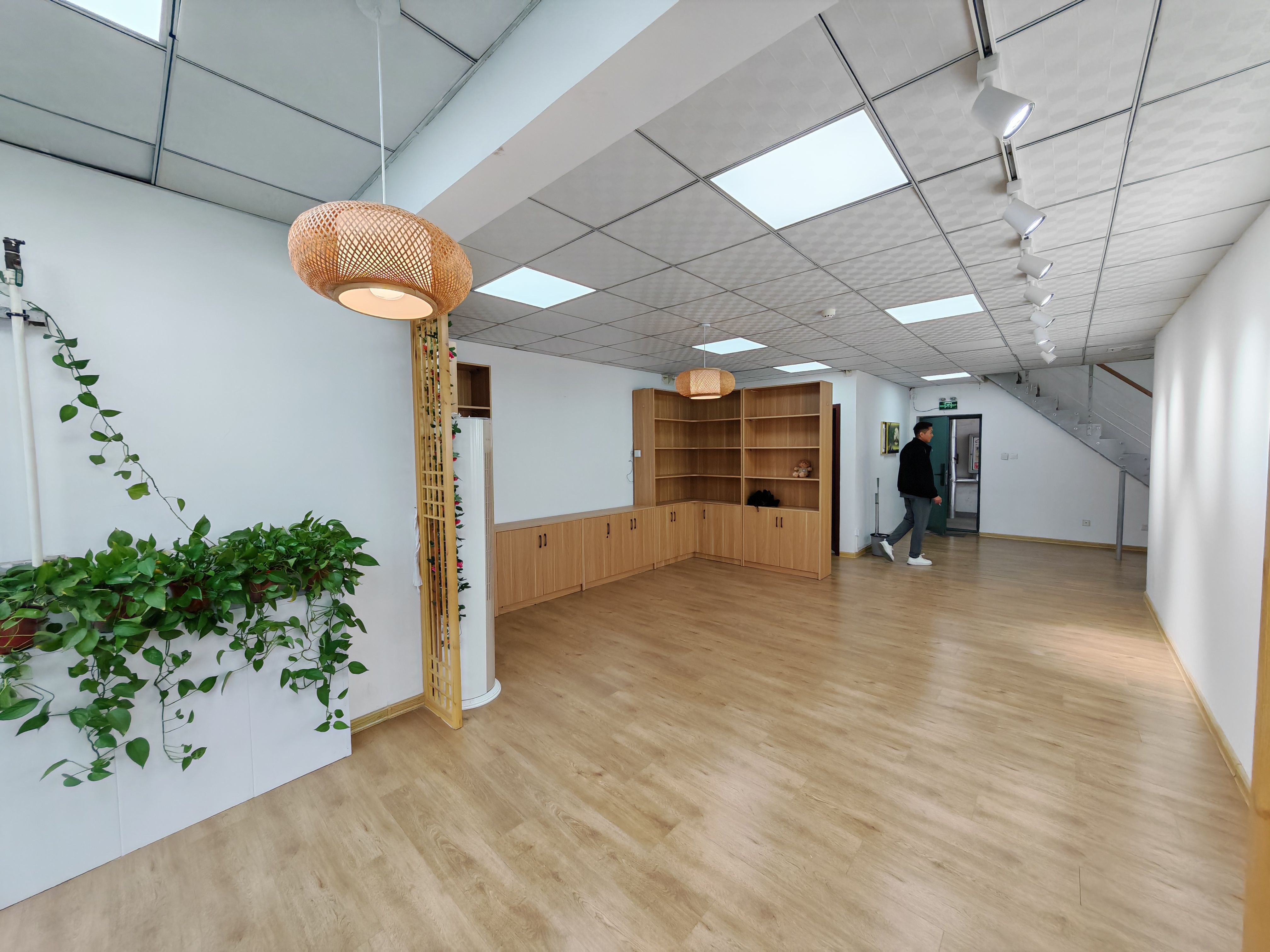 齐鲁文化创意基地(17租)朝东向 精装办公 跃式 位于会展中心