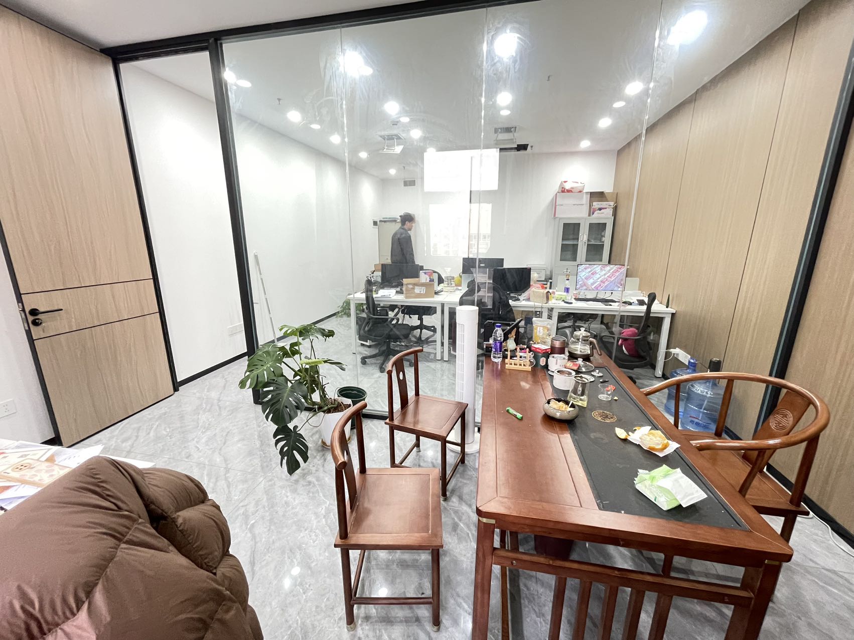 高新万达(17租)朝北向 精装办公 平层 位于会展中心视频房