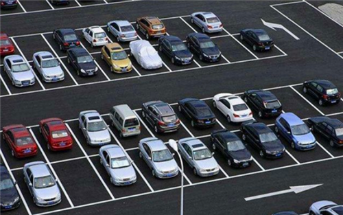 1995年她一口气买180个车位，今靠租金赚百亿身家，成停车场女王