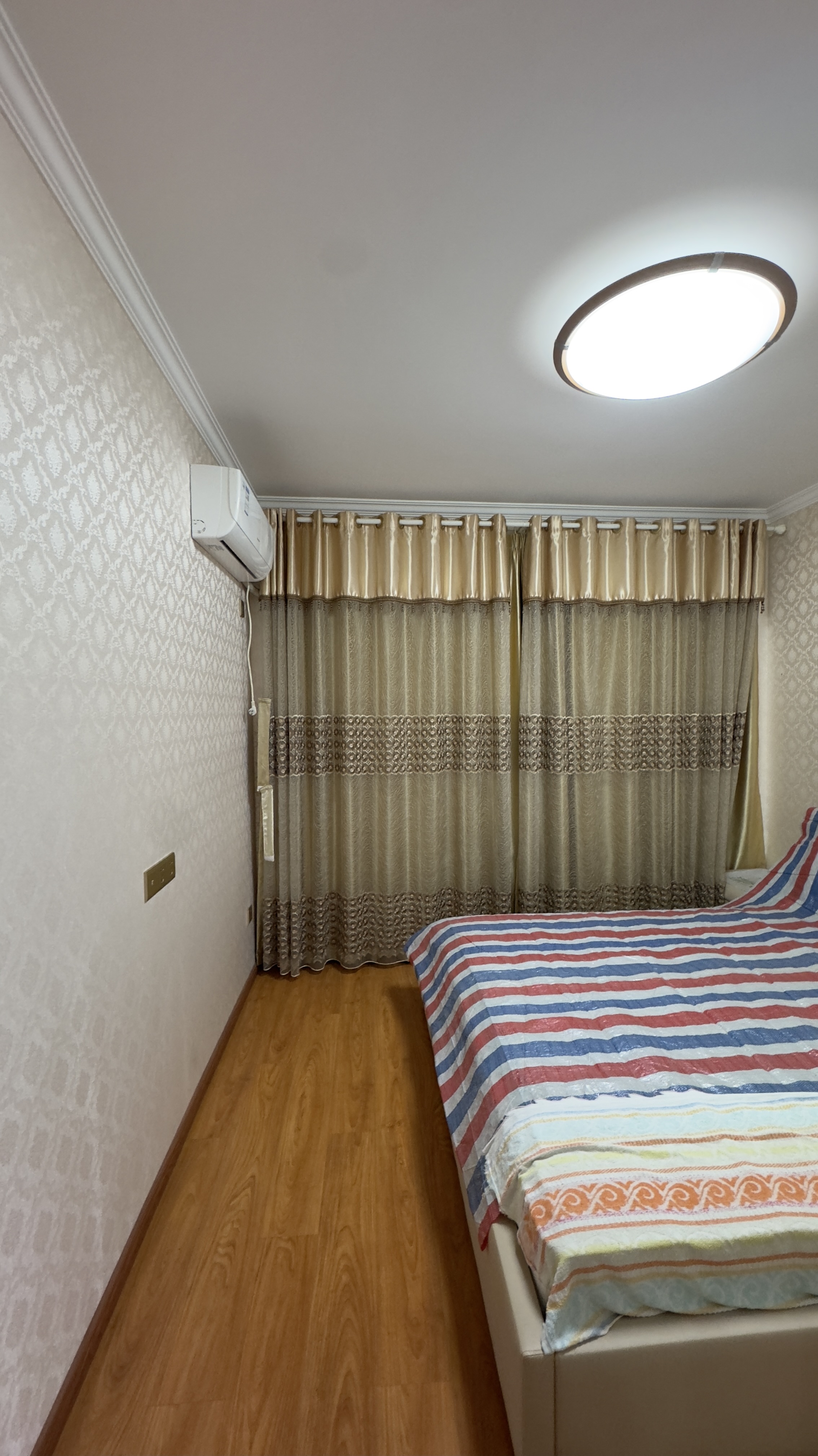 中央半岛 15 4室2厅1卫 南 精装 