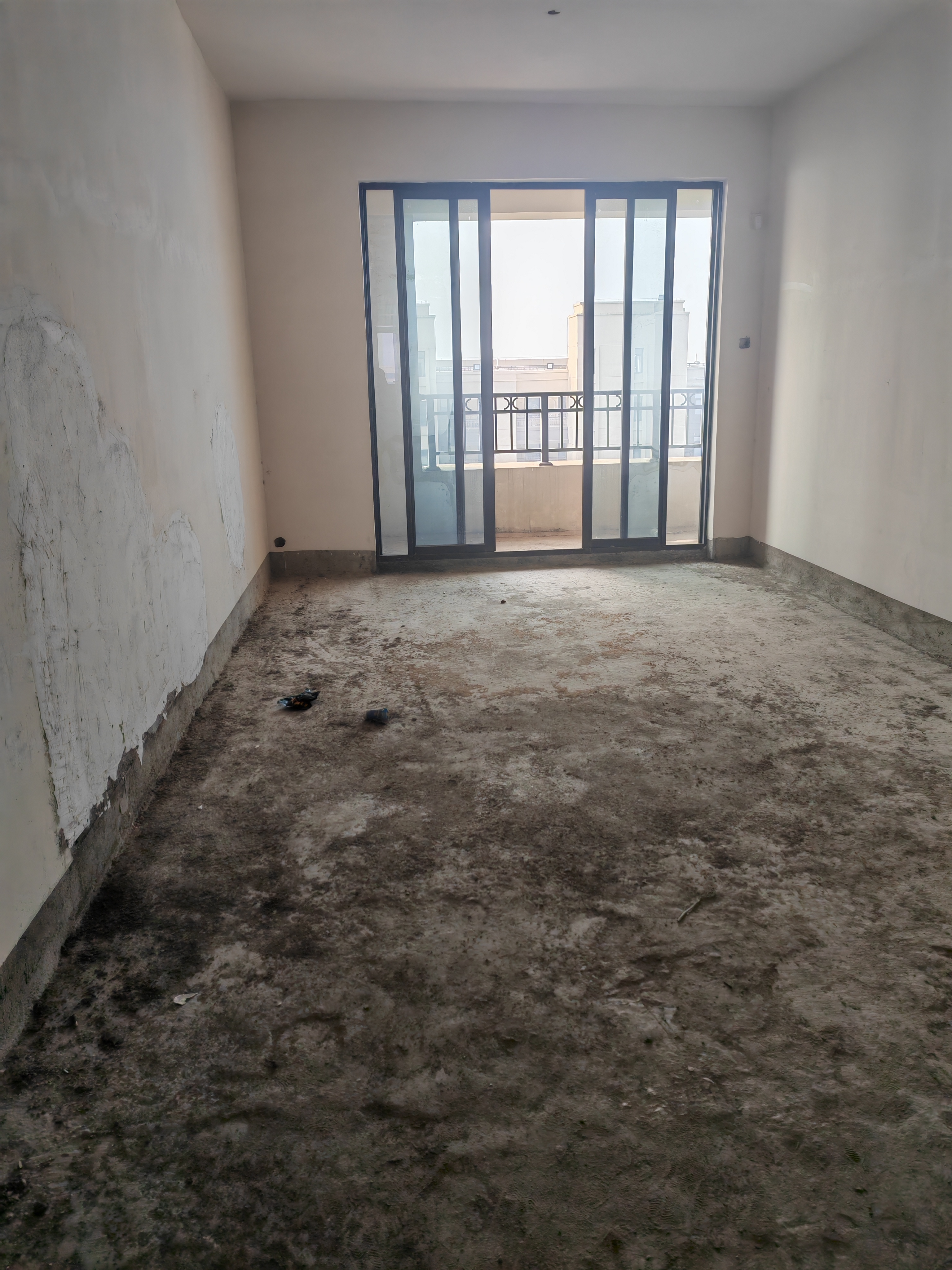 绿地铂俪公馆 24 3室2厅1卫  毛坯 