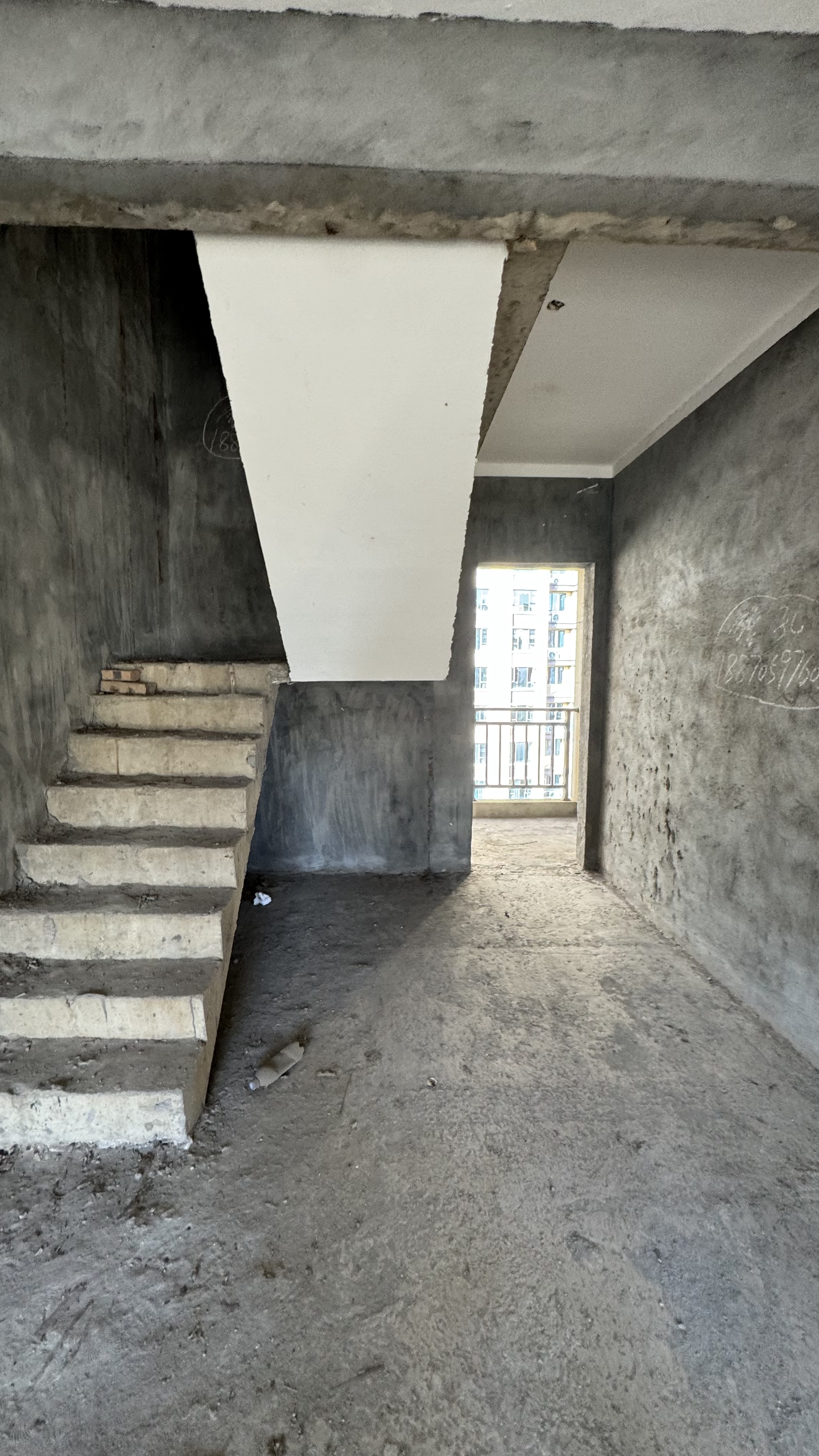 公园壹号 8 5室2厅2卫  毛坯 