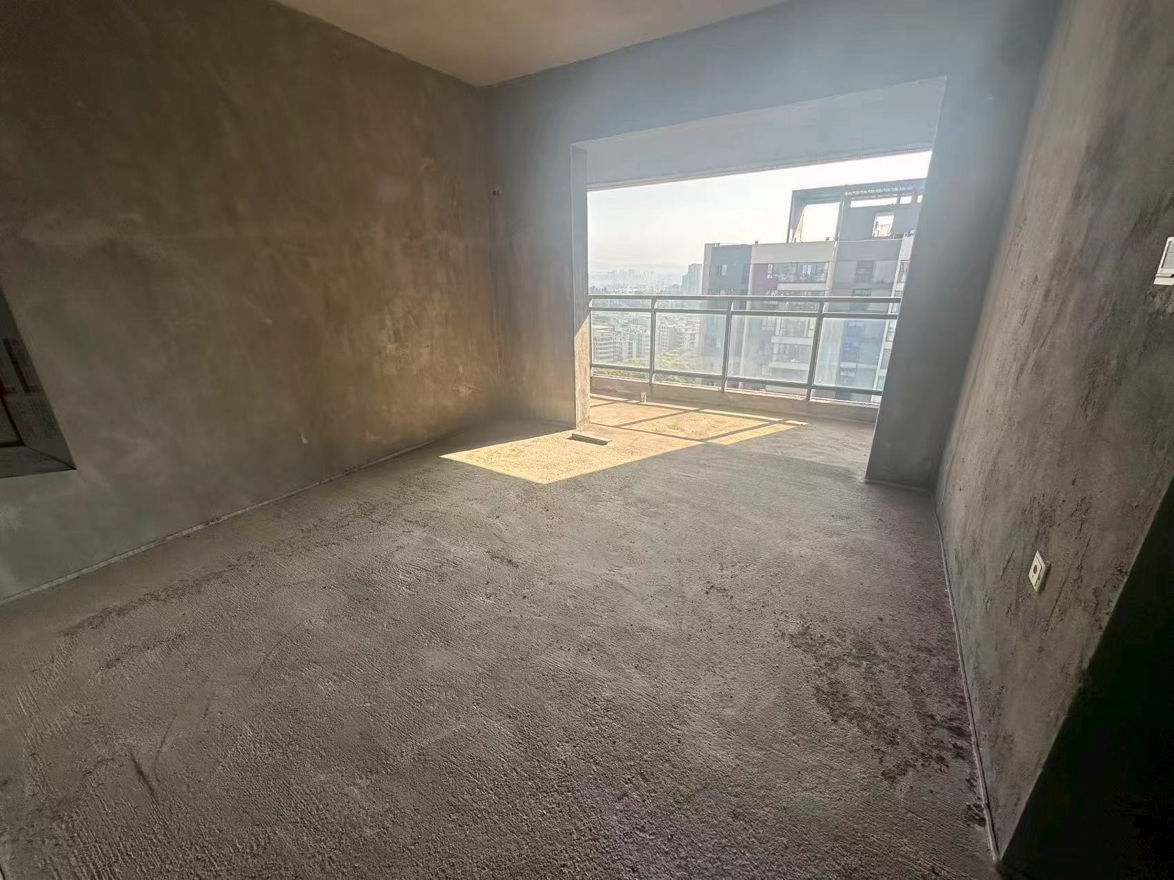 田湖湾小区 24 4室2厅2卫  毛坯 