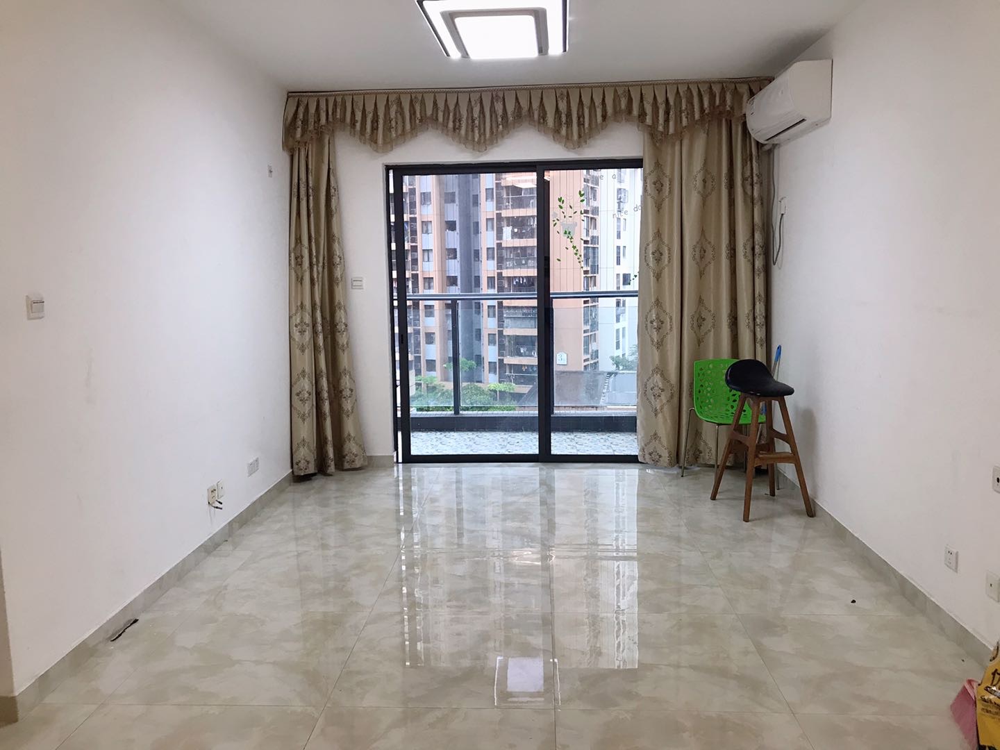 鸿荣源尚峰 4室2厅2卫 475万 