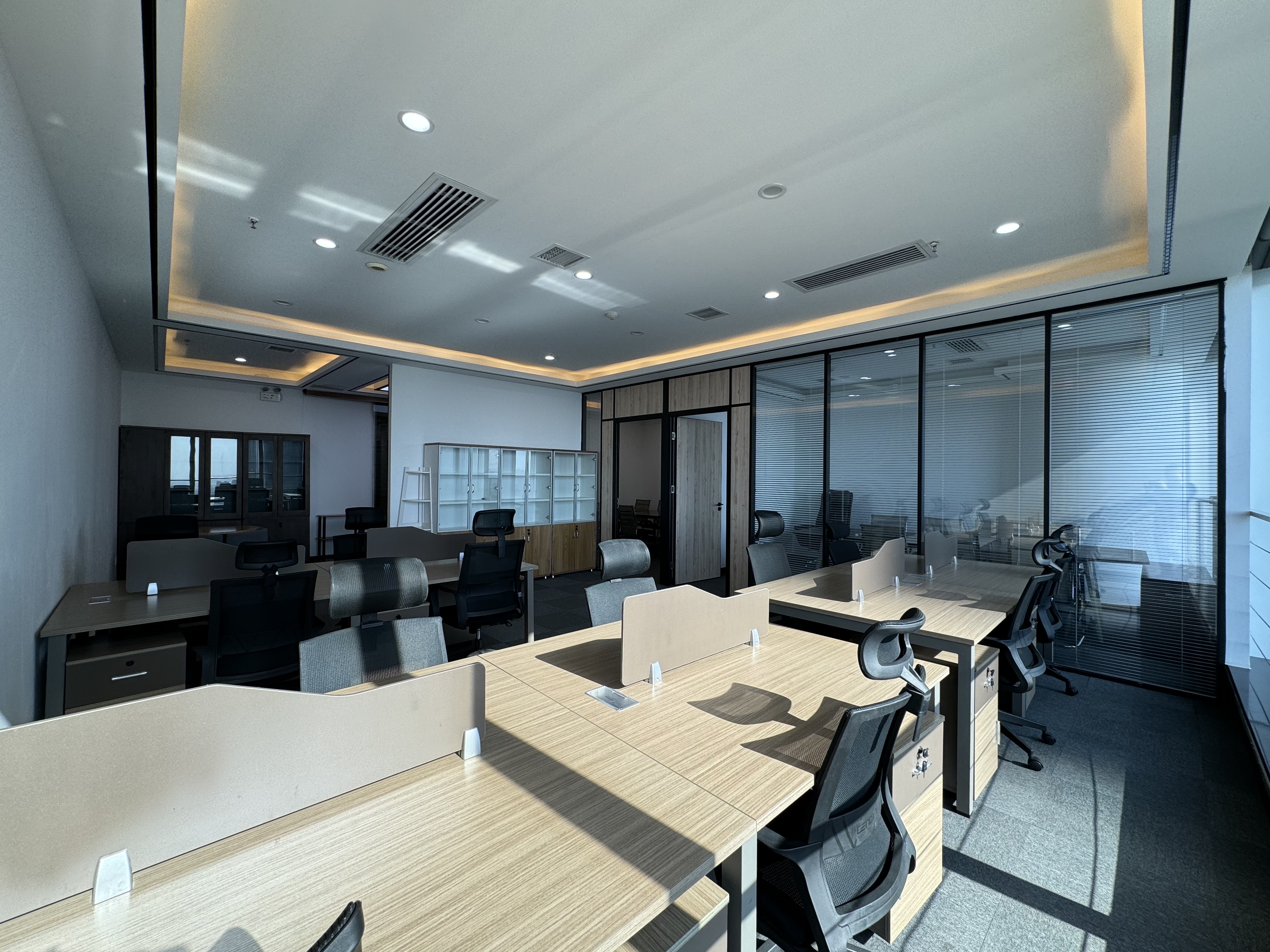 高新区双子塔绿地中心，正电梯口小户型办公室精装全套家私出租