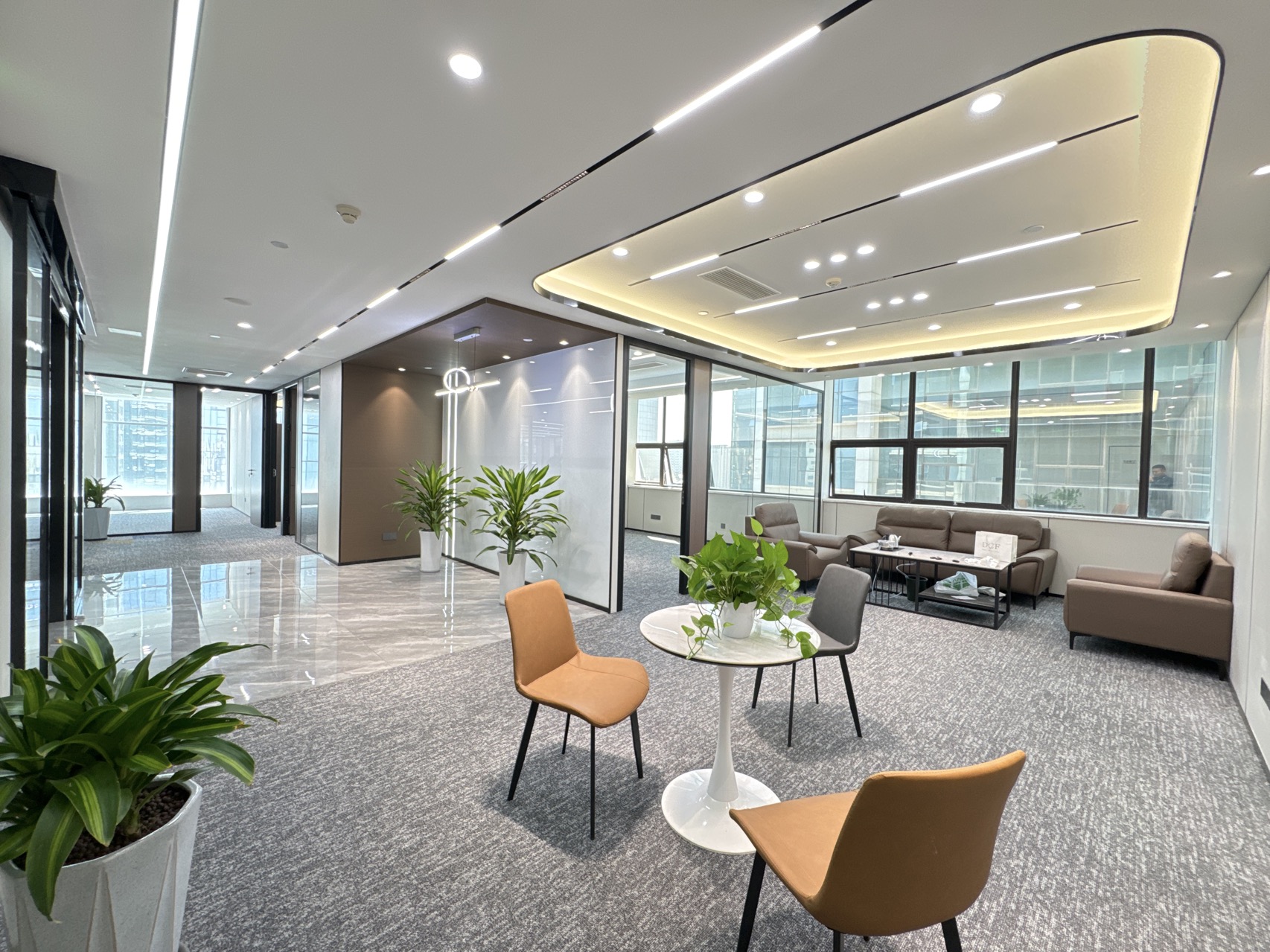 高新区新长安广场，科技互联网类企业办公聚集地