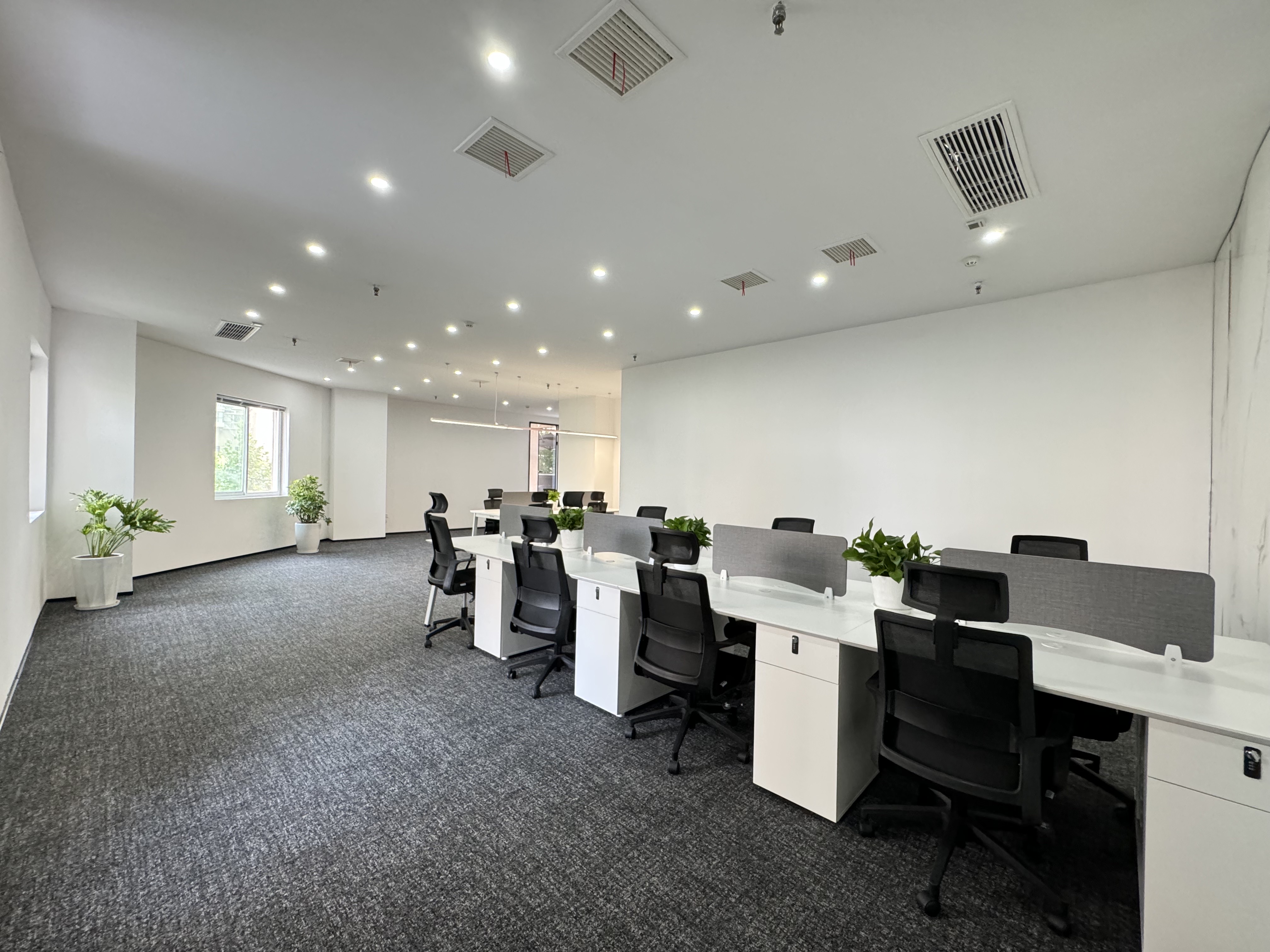 高新区正地铁口，带双阳台的办公室