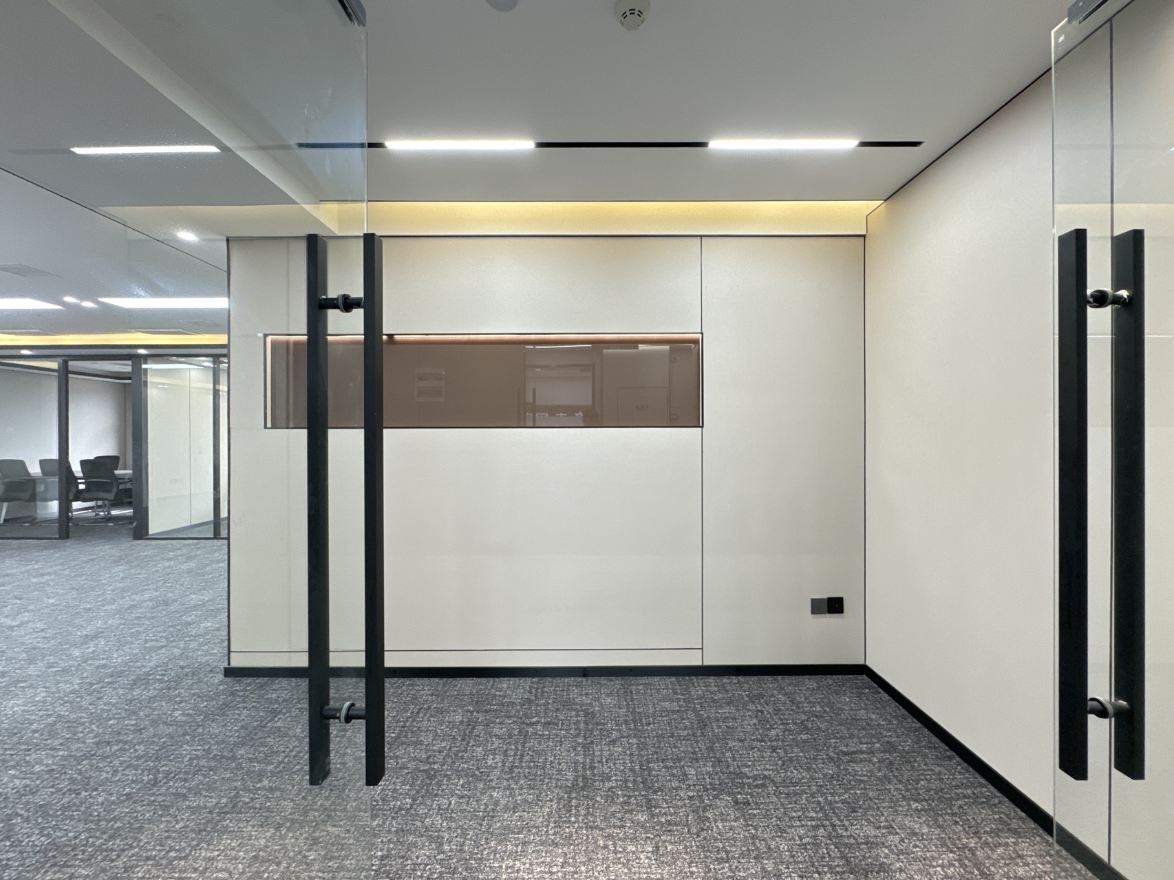 高新区科技六路誉安大厦，精装全套家私办公室出租