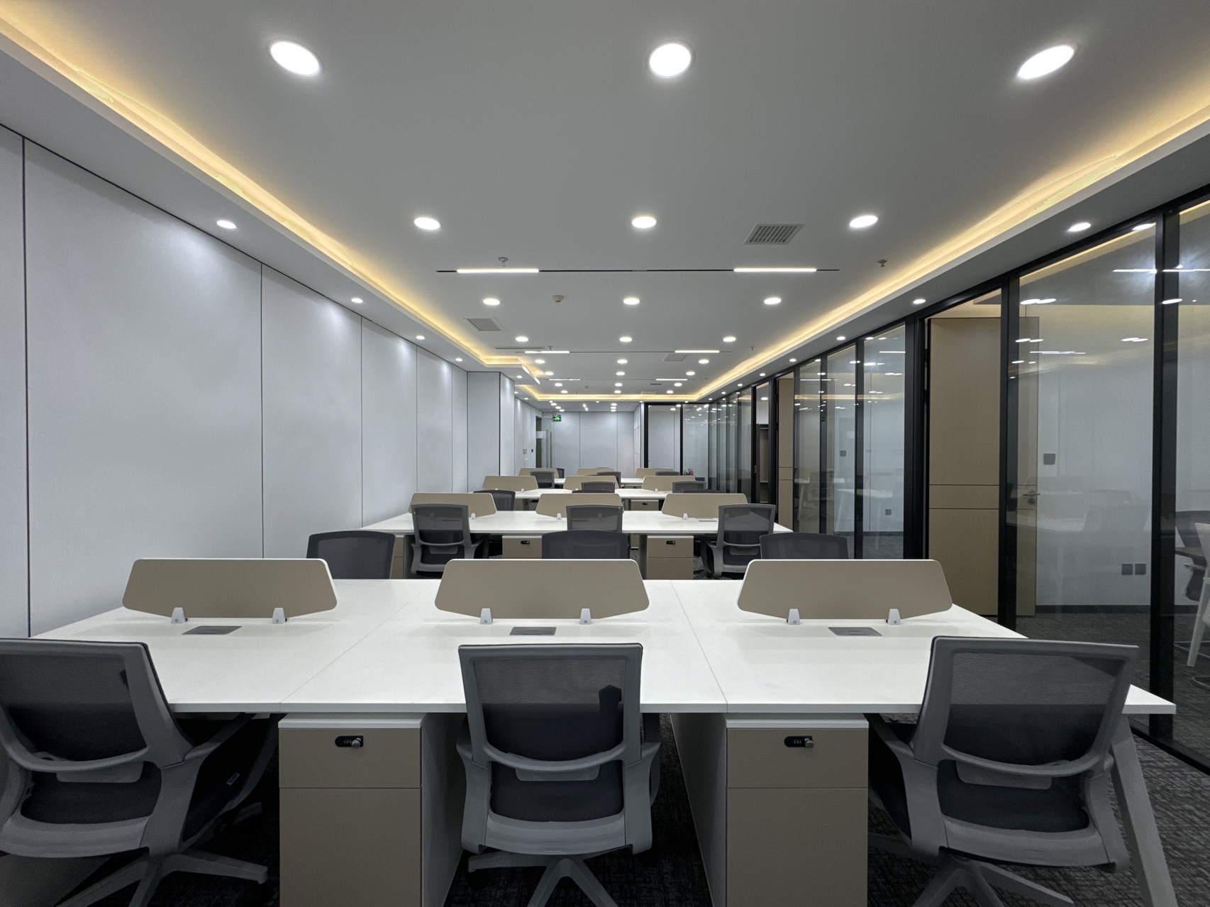 高新区锦业路甲级写字楼绿地领海，全新精装全套家私办公室出租