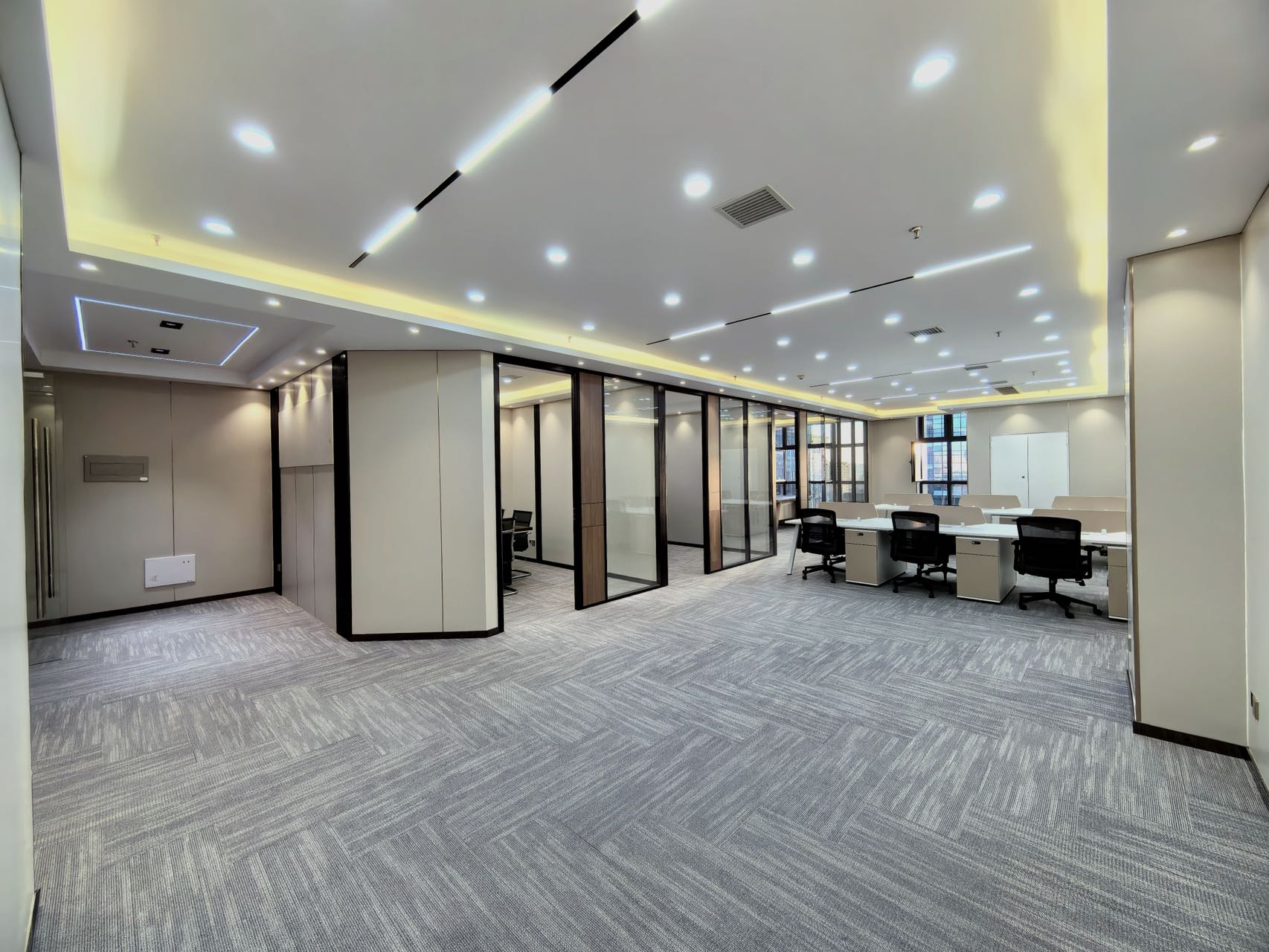 绿地领海精装全套家私办公室出租