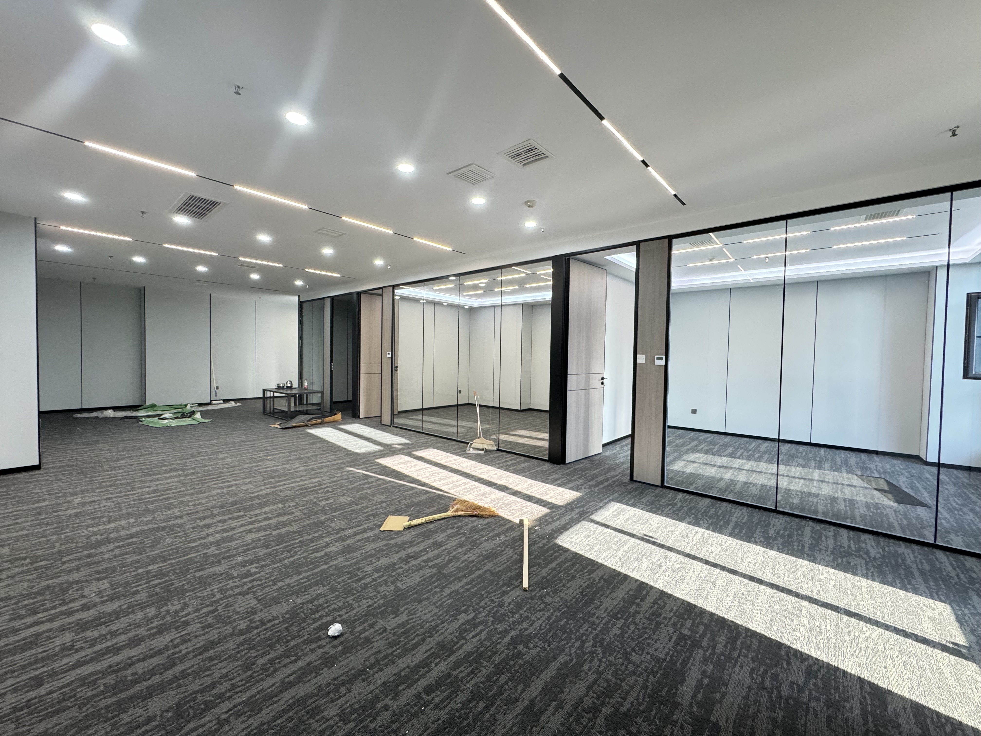 高新区正地铁口绿地领海精装办公室出租