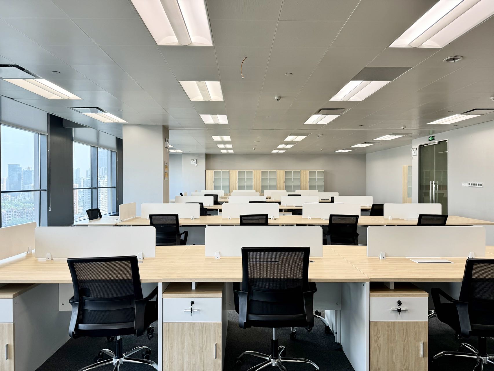 香格里拉中心面积：507.02平方米
布局：5间办公室， 1间会议室，48人工位