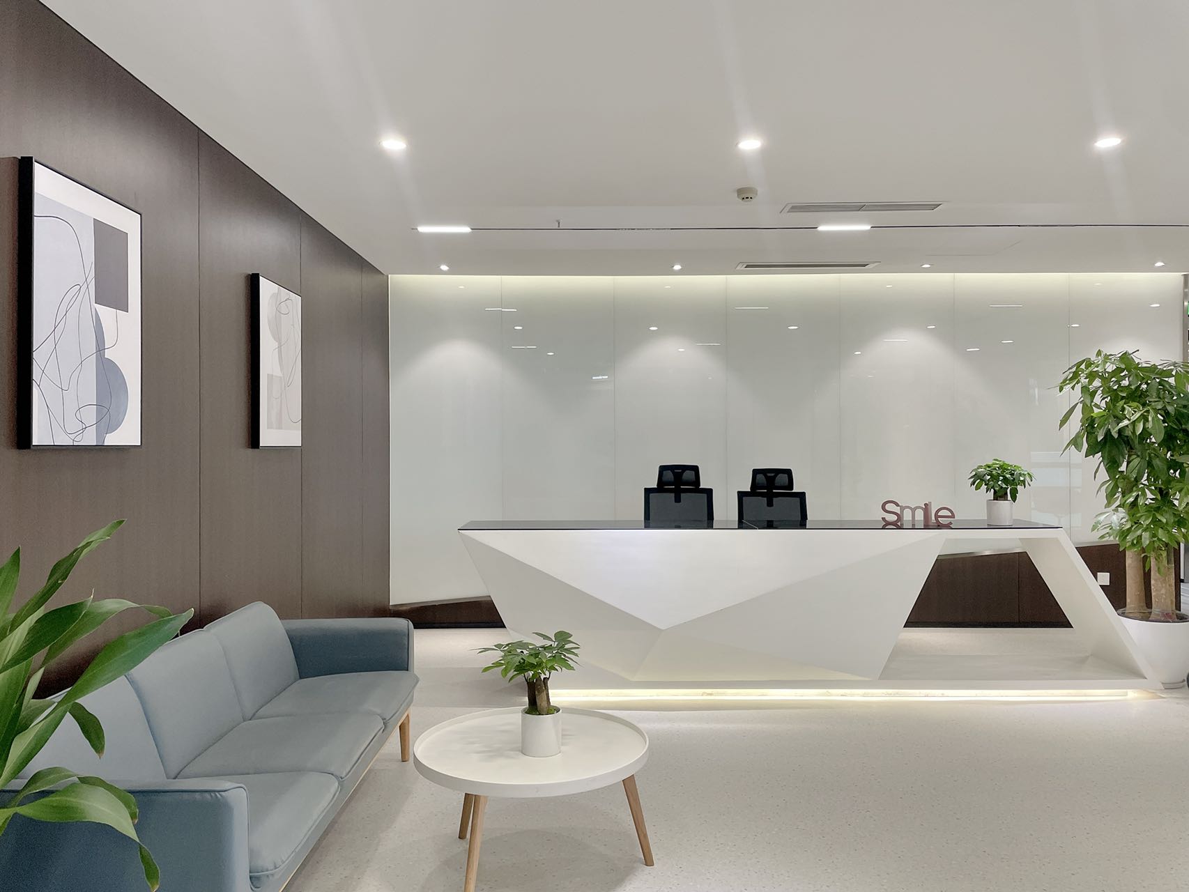 全新装修带家具！半层超好采光 租金有优惠