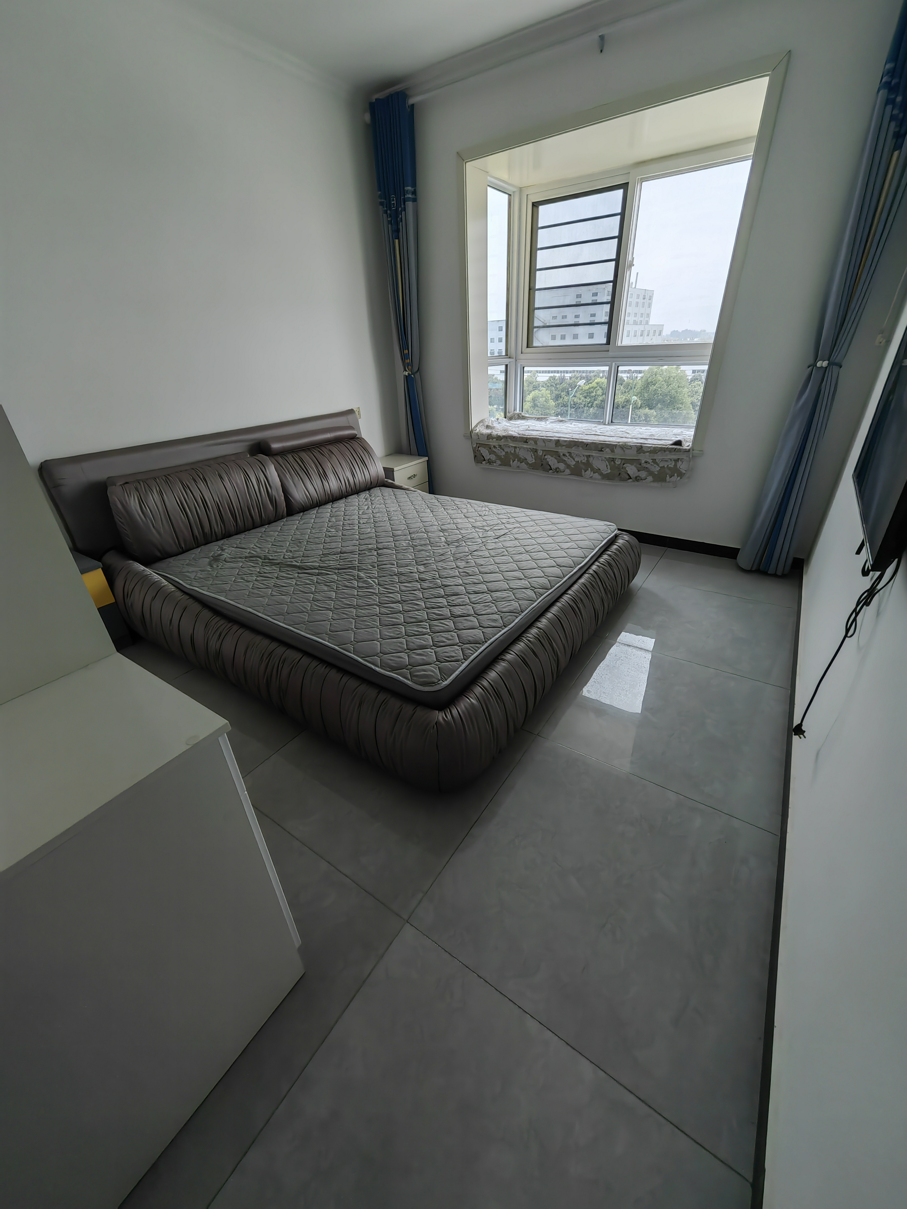 紧邻地铁口,UK中心三期，稀缺小房型双南房